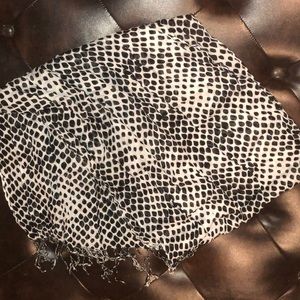 Classic black and white scarf